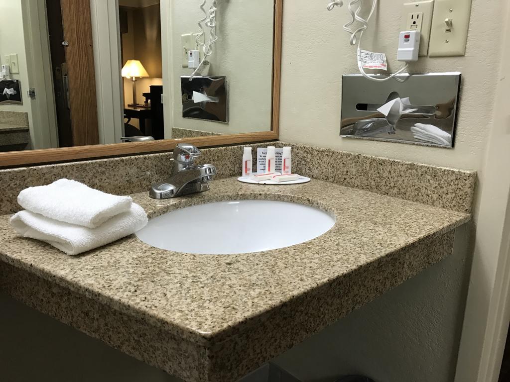 Days Inn By Wyndham Bloomington West Zewnętrze zdjęcie