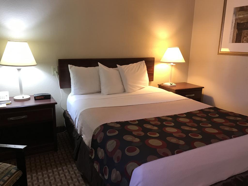 Days Inn By Wyndham Bloomington West Zewnętrze zdjęcie
