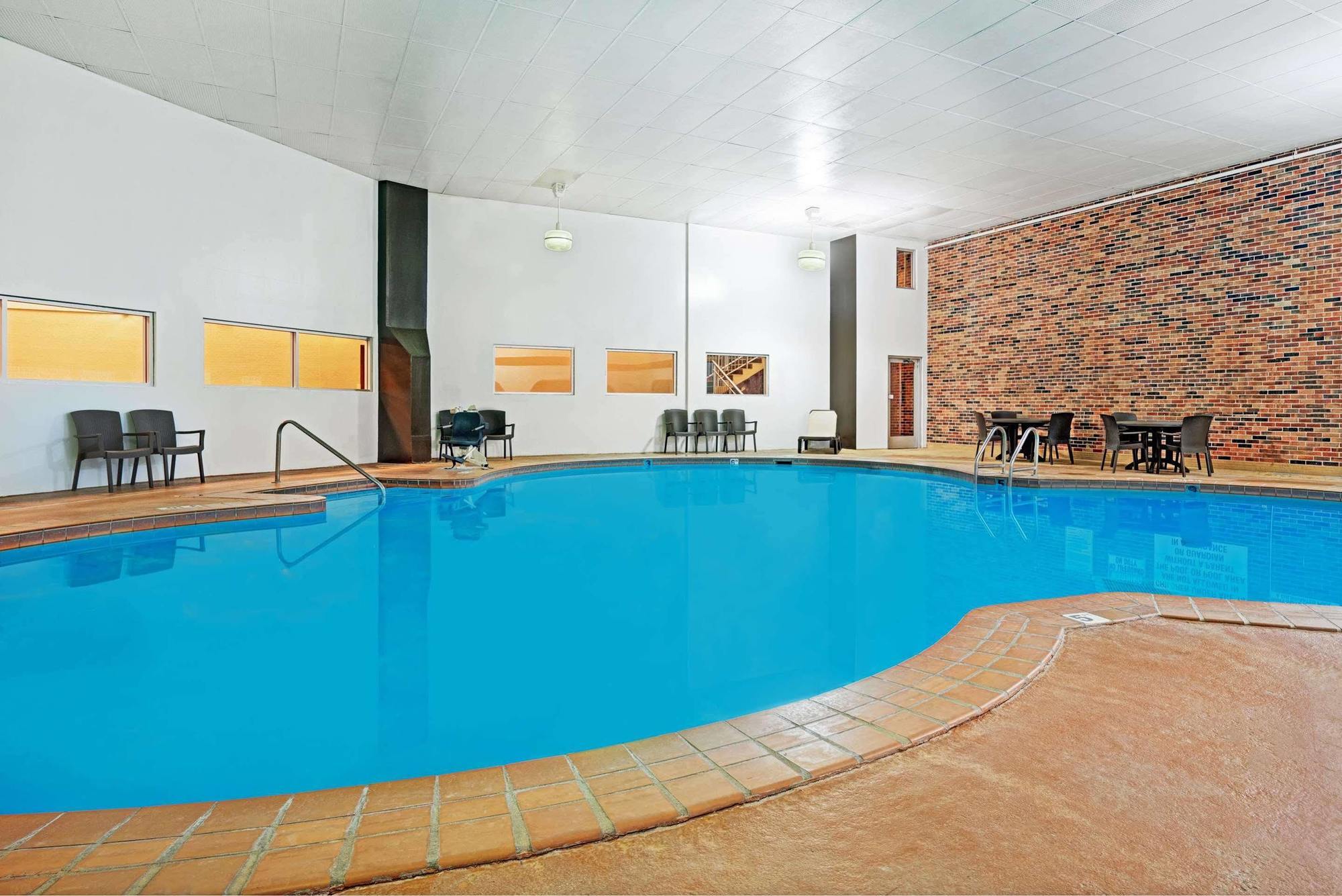 Days Inn By Wyndham Bloomington West Zewnętrze zdjęcie