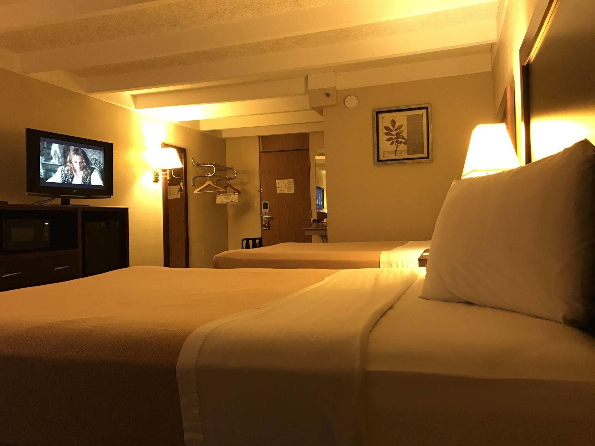 Days Inn By Wyndham Bloomington West Zewnętrze zdjęcie