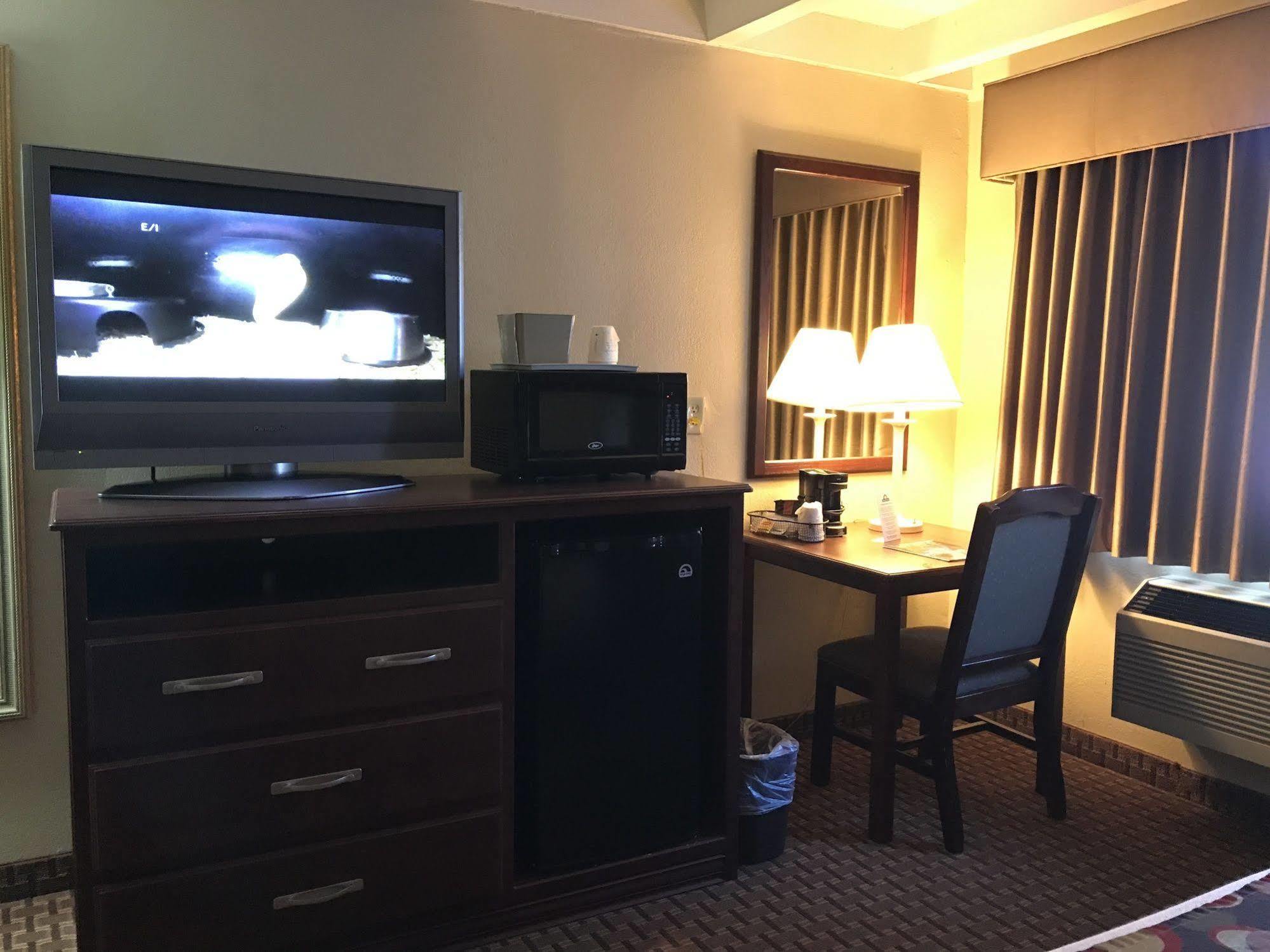 Days Inn By Wyndham Bloomington West Zewnętrze zdjęcie
